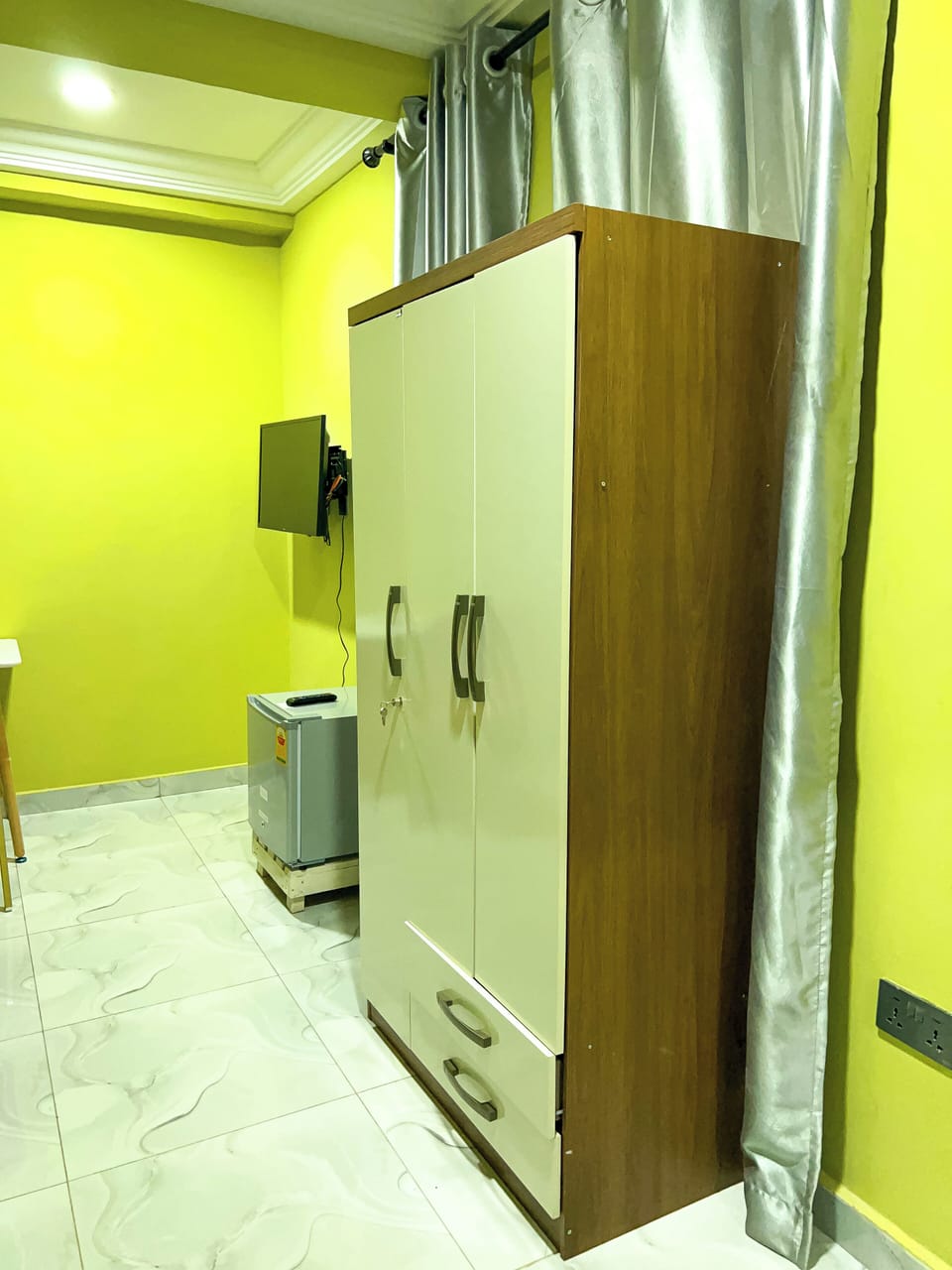 Deluxe Studio, 1 King Bed | In-room safe, desk, laptop workspace, iron/ironing board (on request)