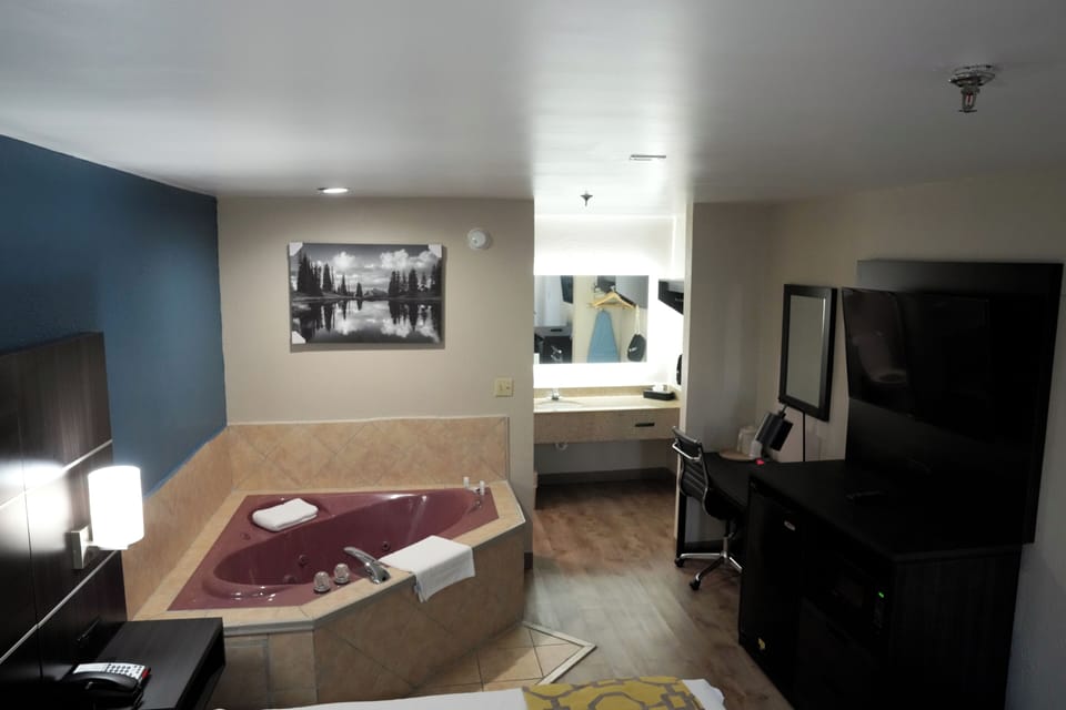 Deluxe Room, 1 King Bed, Non Smoking | Iron/ironing board, free WiFi, bed sheets