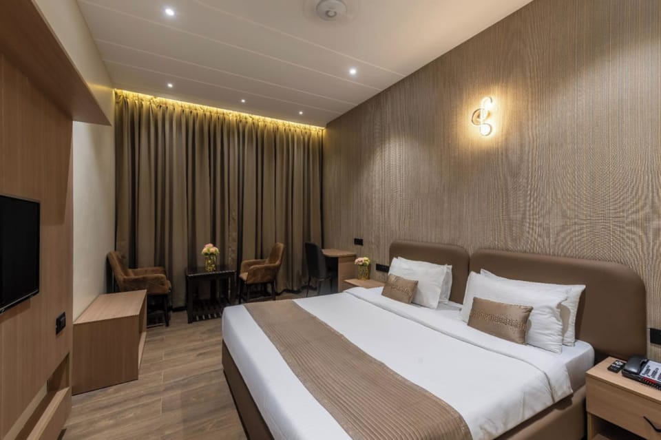 Deluxe Double Room | Desk