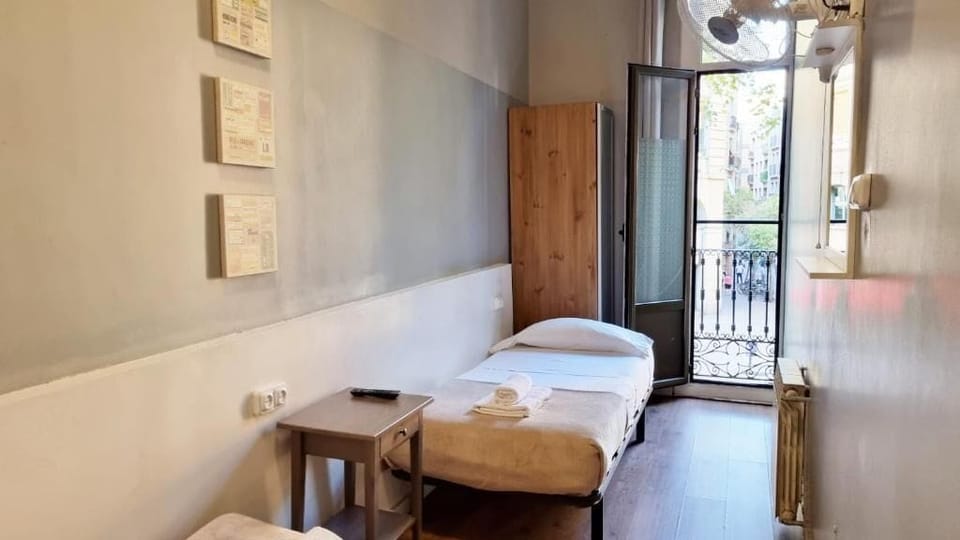 Twin Room, Shared Bathroom (2 beds) | Bed sheets