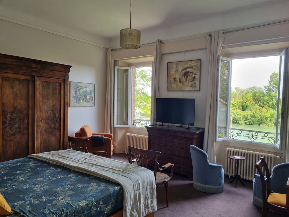 Superior Double Room, Ensuite, River View (4 épis Gîtes de France) | Free WiFi