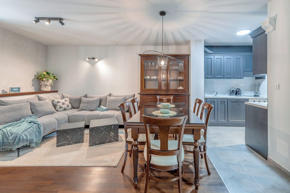 Deluxe Apartment, City View | Dining room