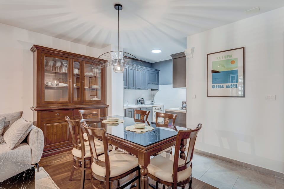 Deluxe Apartment, City View | Dining room