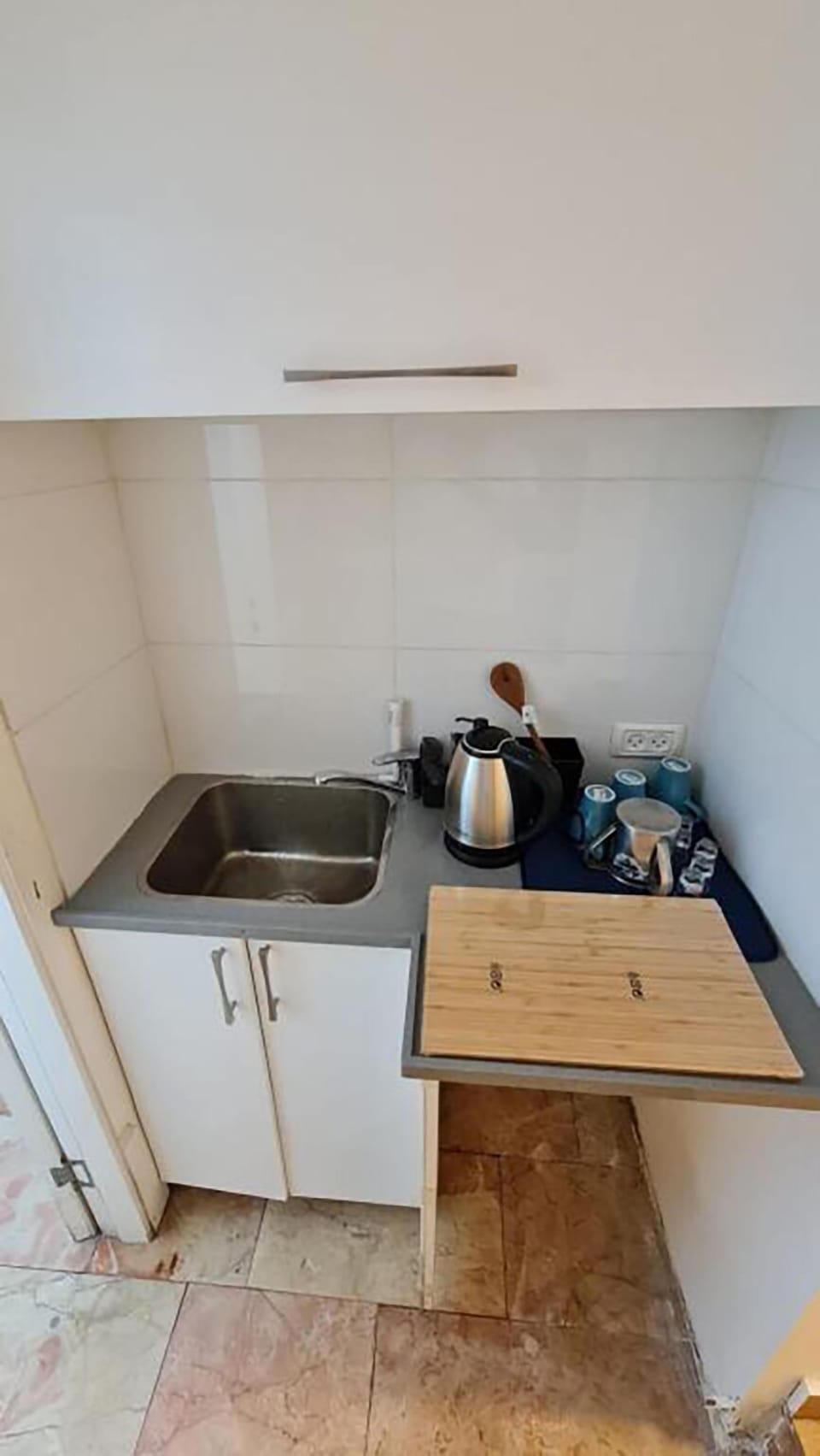 Family Suite | Private kitchen | Fridge, microwave, cookware/dishes/utensils