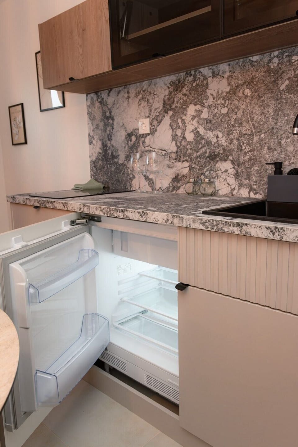 Luxury Apartment, Balcony | Private kitchen | Oven, stovetop, cookware/dishes/utensils