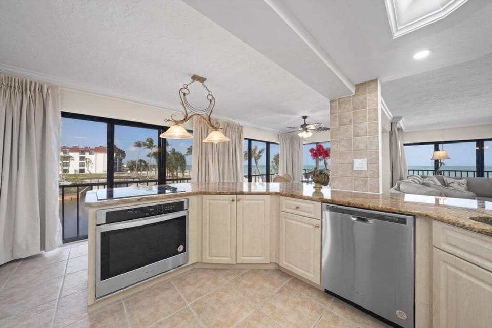 Condo, 3 Bedrooms | Private kitchen