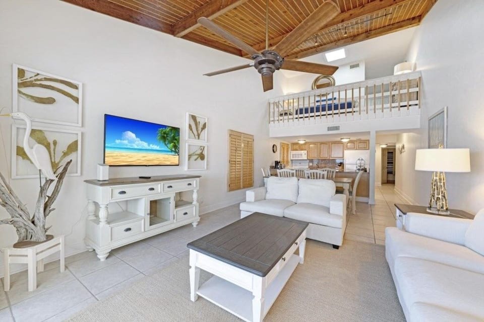 Condo, 3 Bedrooms | Living area
