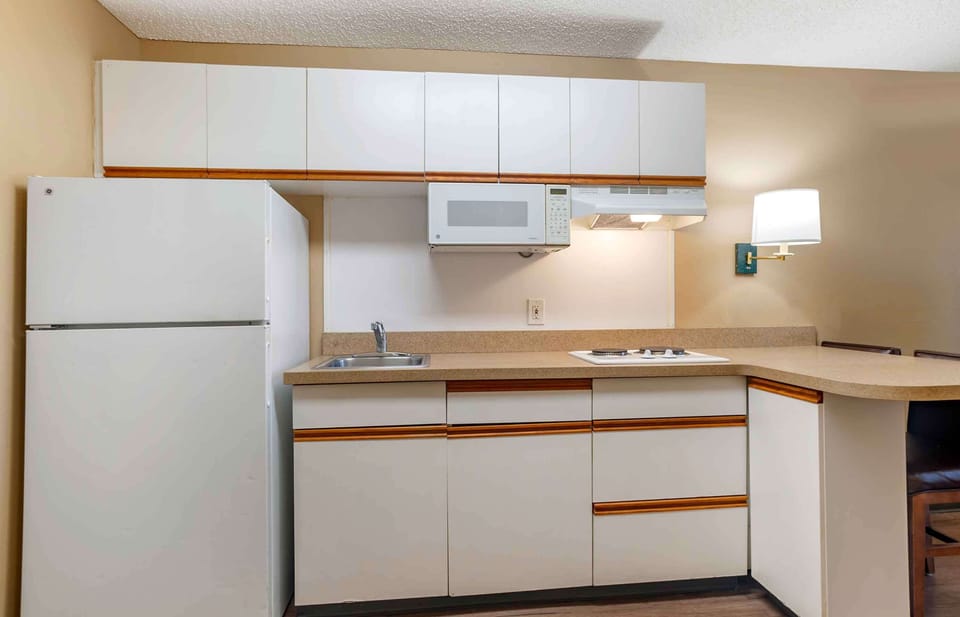Full-size fridge, microwave, stovetop, coffee/tea maker