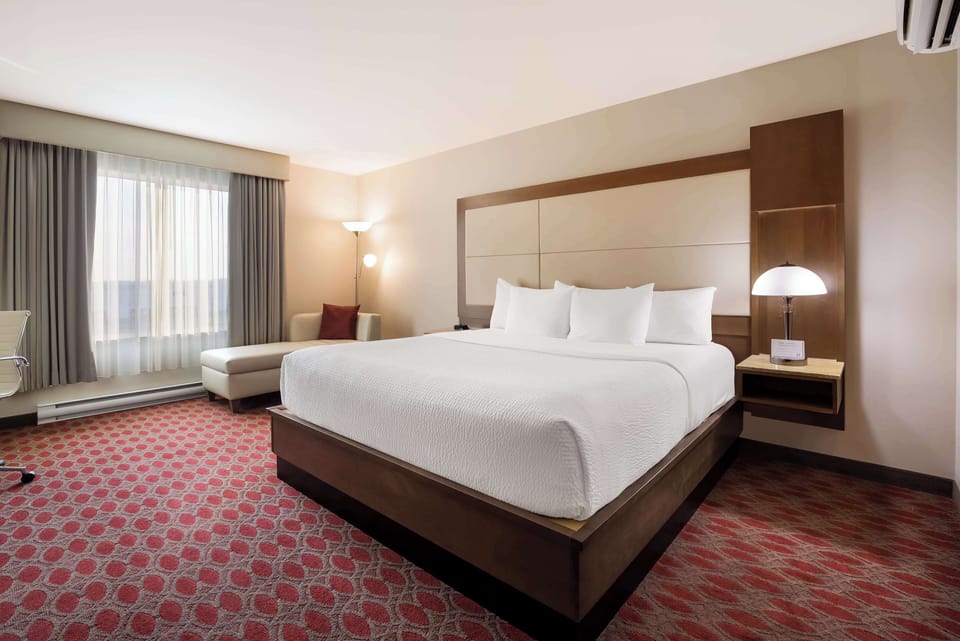 Business Room, 1 King Bed, Non Smoking | Premium bedding, pillowtop beds, in-room safe, desk
