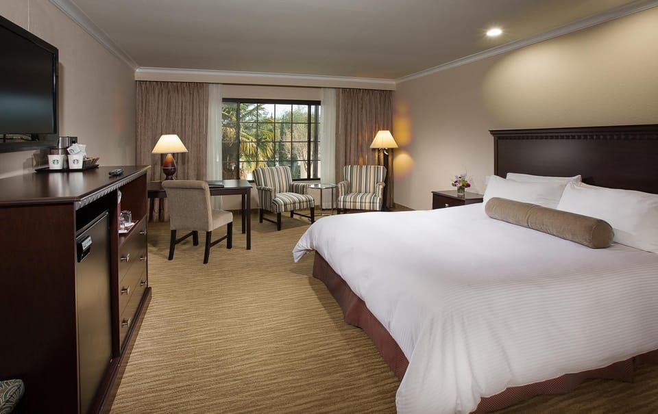 Room, 1 King Bed (Coast King) | Premium bedding, down comforters, in-room safe, desk