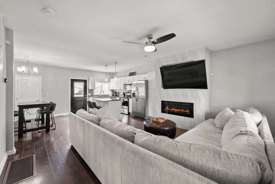 House, Multiple Beds, Patio, Garden View (The Southern Nook) | Living area | 42-inch flat-screen TV with digital channels