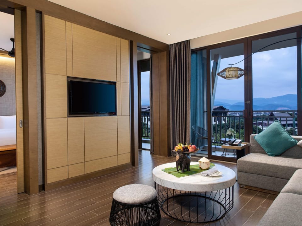 DELUXE SUITE, 1 King Size Bed | Premium bedding, down comforters, pillowtop beds, minibar