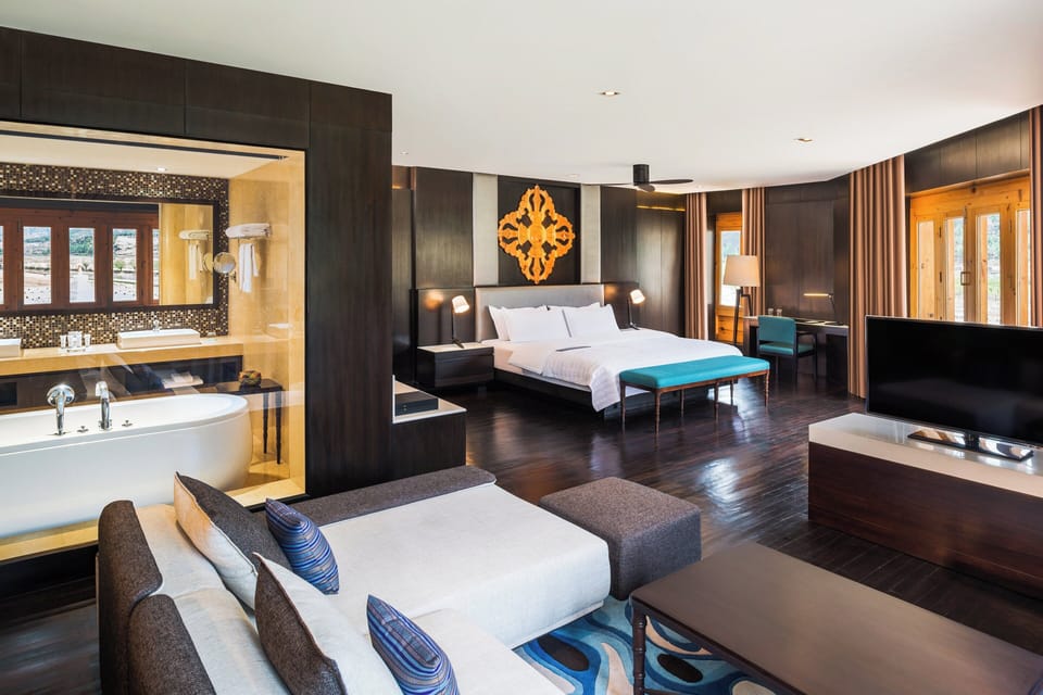Suite, 1 Bedroom, Corner | 1 bedroom, minibar, in-room safe, desk