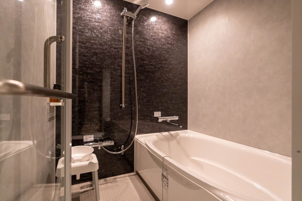 Comfort Twin Room | Bathroom | Free toiletries, shampoo, toilet paper