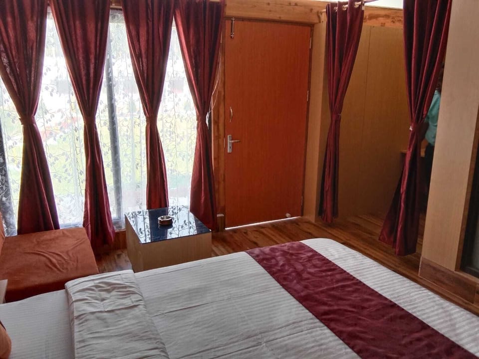 AC Deluxe Double Bedroom | Free WiFi