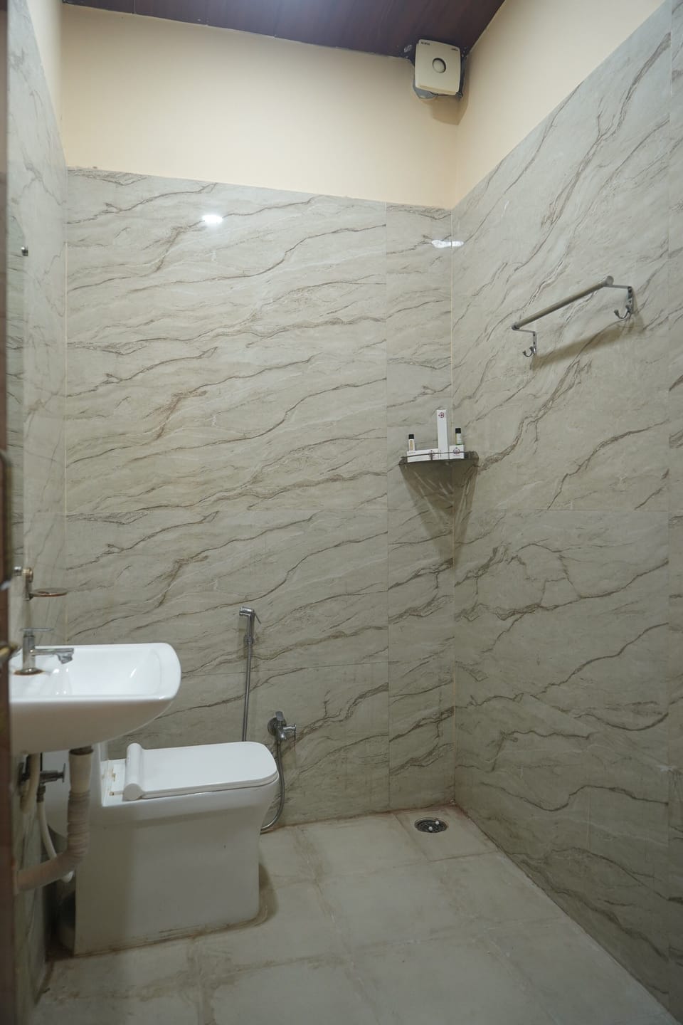 Deluxe Double Room, Balcony | Bathroom | Shower, slippers, bidet, towels