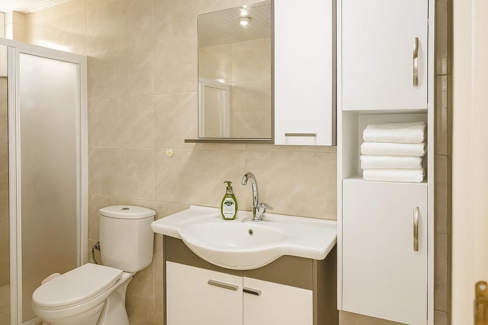 Family Apartment, Sea View | Bathroom | Shower, towels, soap, shampoo