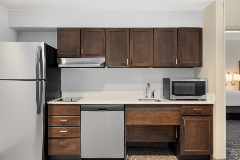 Full-size fridge, microwave, stovetop, dishwasher