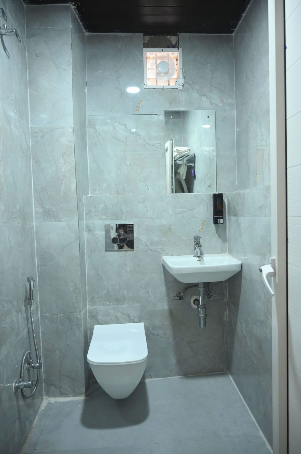 Superior Room | Bathroom | Shower, free toiletries, soap, shampoo