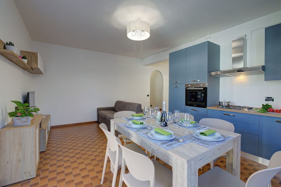Family Apartment, Multiple Bedrooms (Diana & Mark family house) | Dining