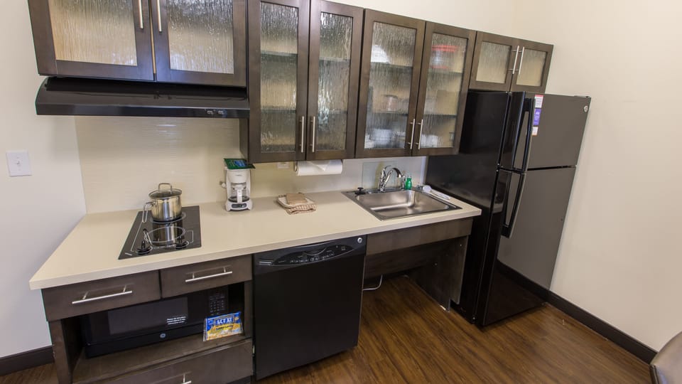 Coffee/tea maker, full-size fridge, microwave, stovetop