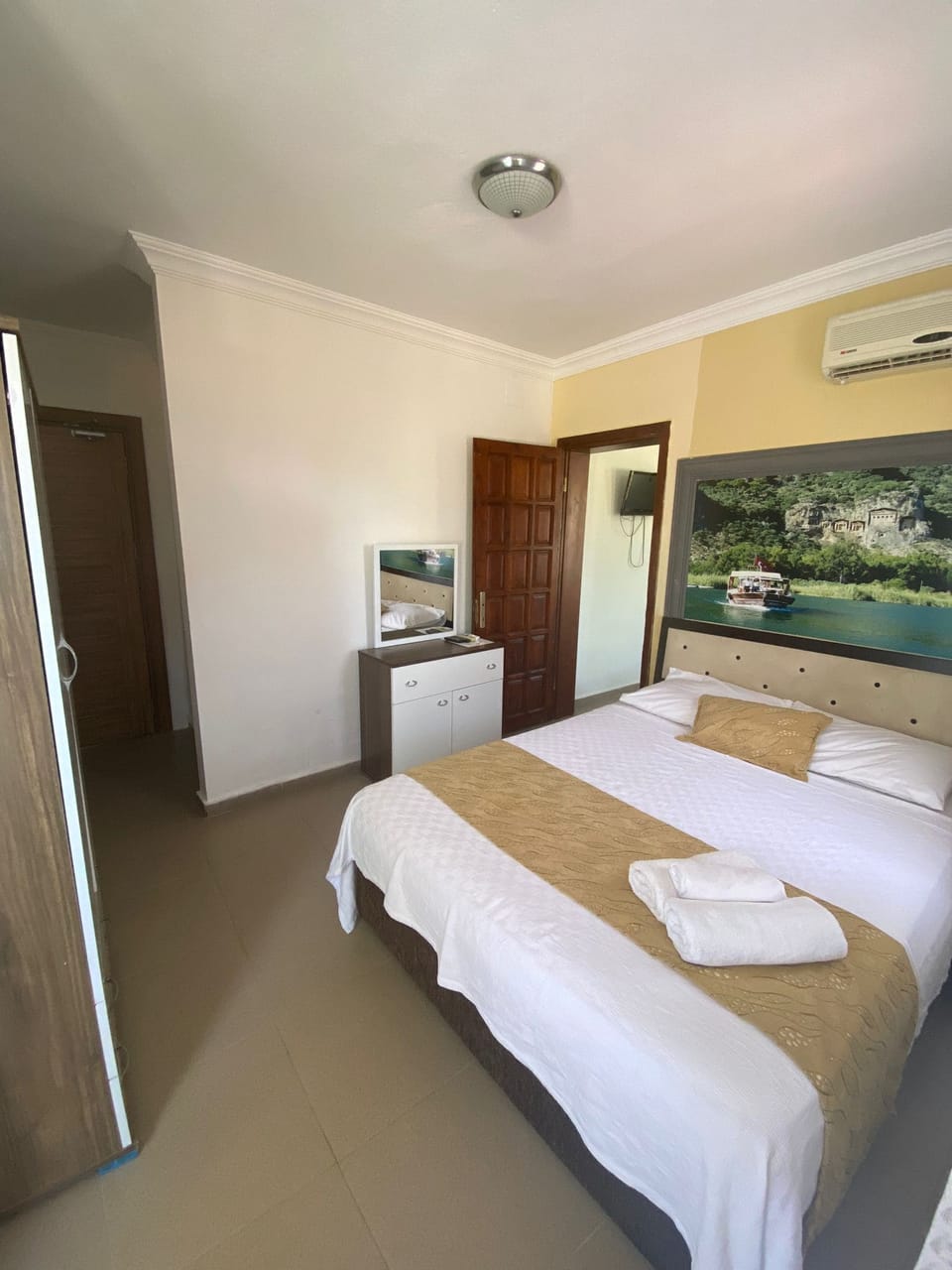 Quadruple Room | Desk, laptop workspace, free WiFi