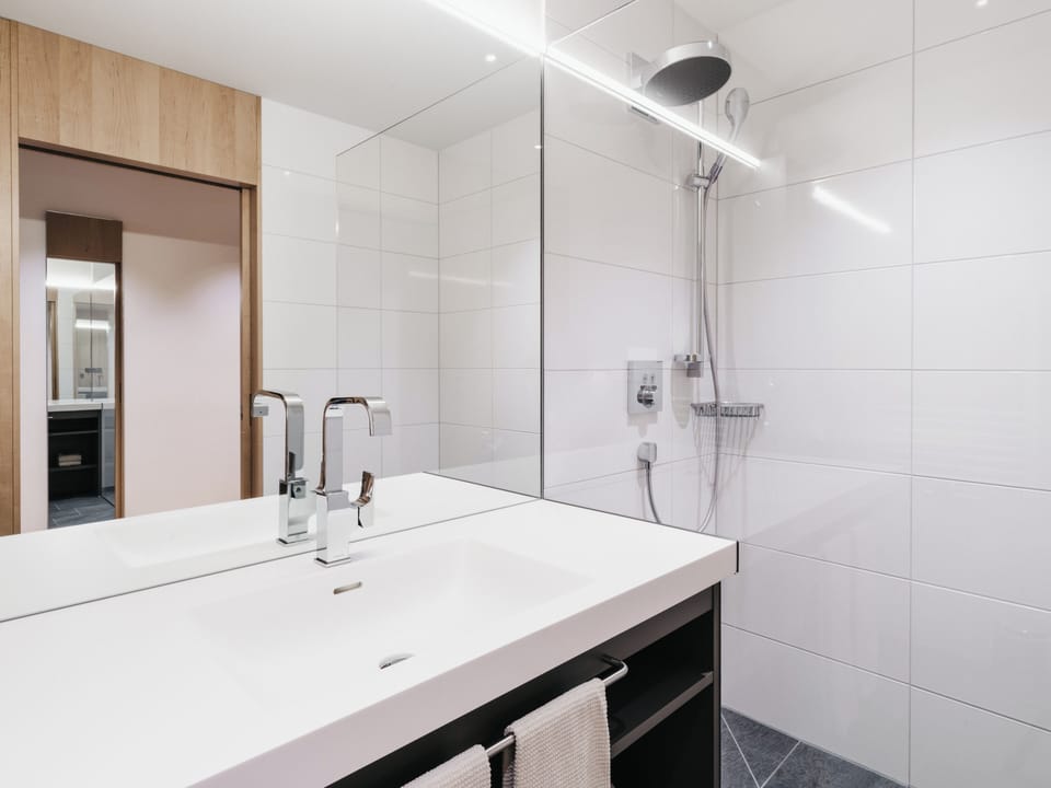 Shower, hair dryer, bathrobes, slippers