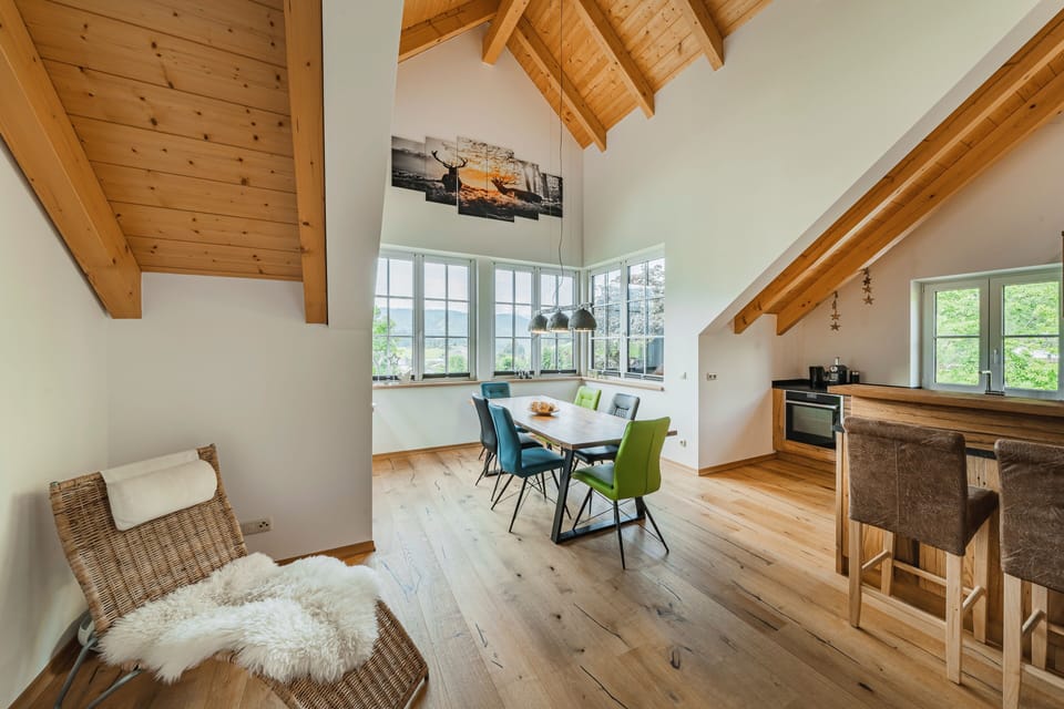 Comfort Penthouse, 2 Bedrooms, Balcony, Mountain View | In-room dining