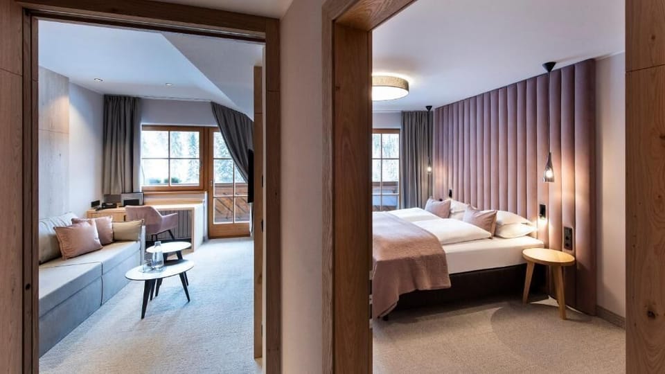 Suite, Balcony, Mountain View | Minibar, in-room safe, cribs (free), rollaway beds (free)