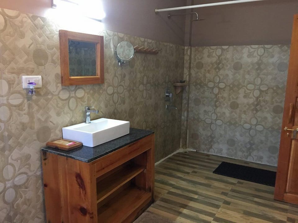 Standard Double or Twin Room, Valley View | Bathroom | Shower, hair dryer, slippers, towels
