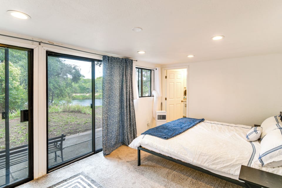 5 Mi to Lake Oroville: Huge Riverfront Home! Cottage in Oroville