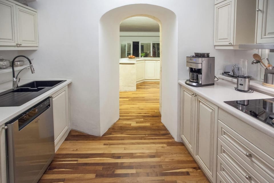 Classic Villa, Mountain View | Private kitchen | Full-size fridge, microwave, oven, stovetop