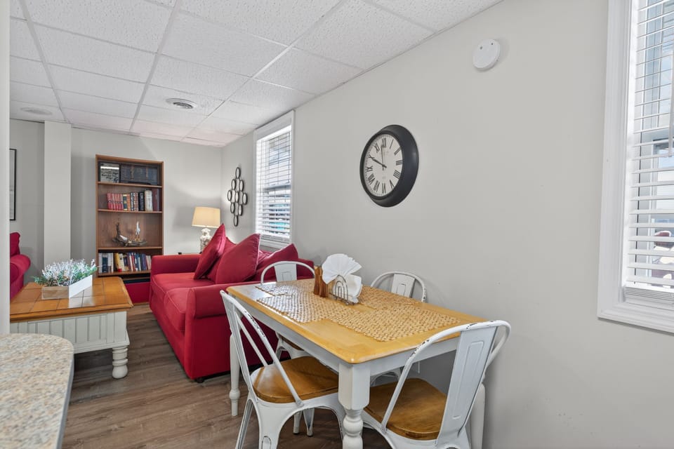 Duplex, 2 Bedrooms | Dining