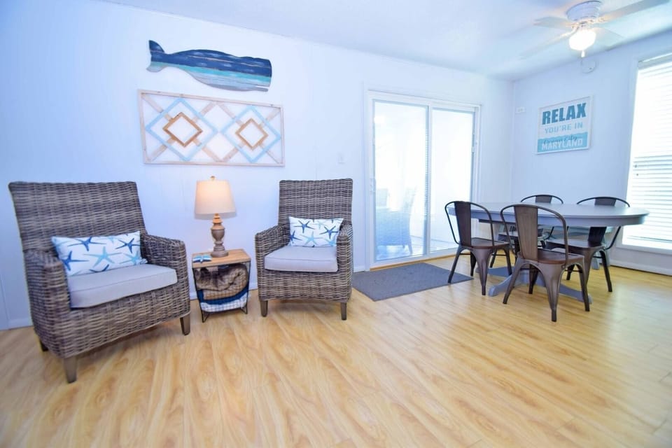 Condo, 2 Bedrooms | Dining