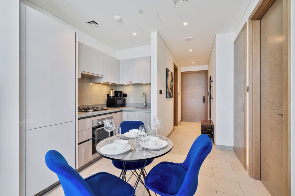 Exclusive Apartment, Balcony, City View | In-room dining