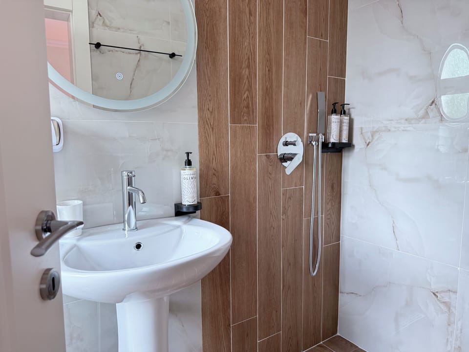 Standard Triple Room | Bathroom shower