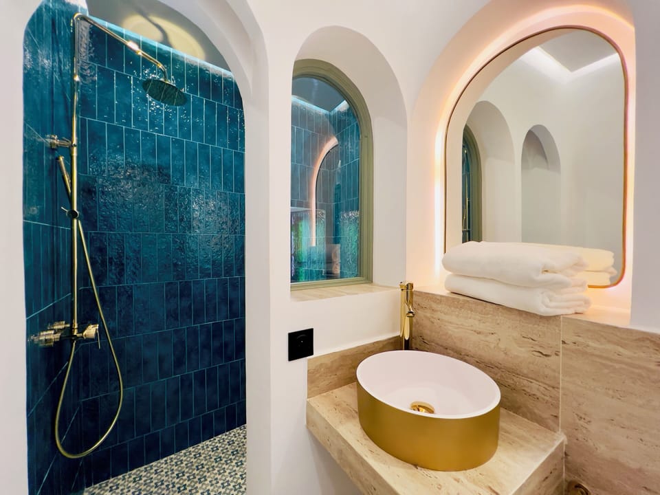 Comfort Double Room | Bathroom | Shower, rainfall showerhead, free toiletries, hair dryer
