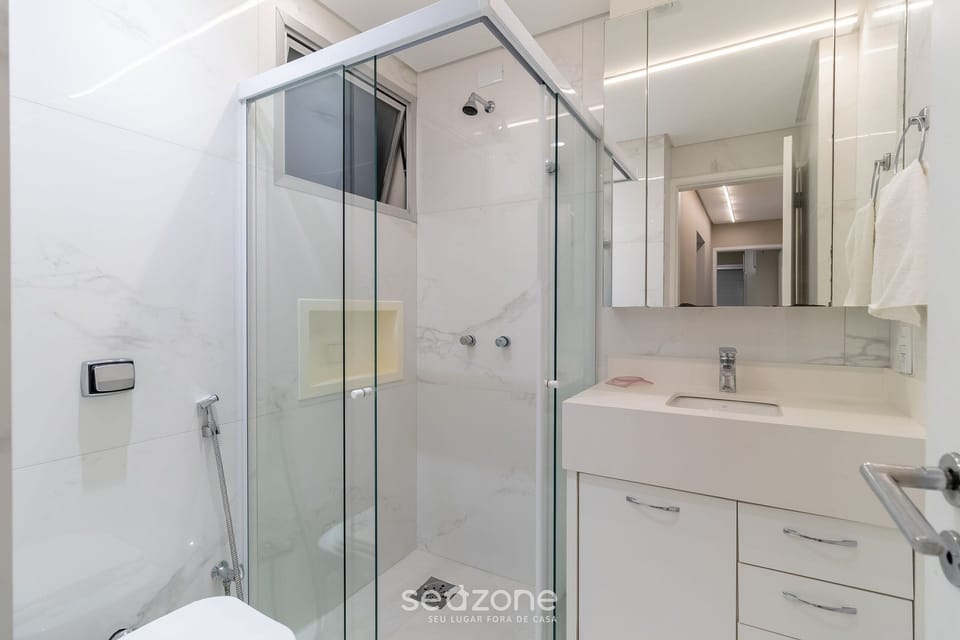 Basic Apartment | Bathroom | Shower
