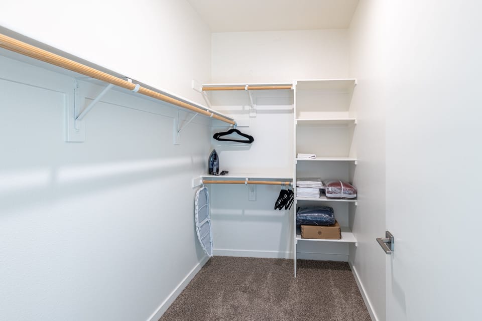2BR Apt on Gordon St Hollywood - No Pool/Gym | Premium bedding, memory foam beds, desk, laptop workspace