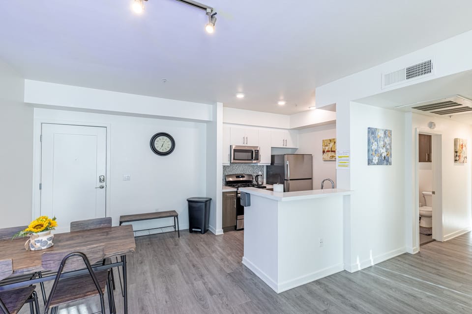 2BR Apt on Gordon St Hollywood - No Pool/Gym | Living area | 40-inch LCD TV with digital channels, TV, Netflix