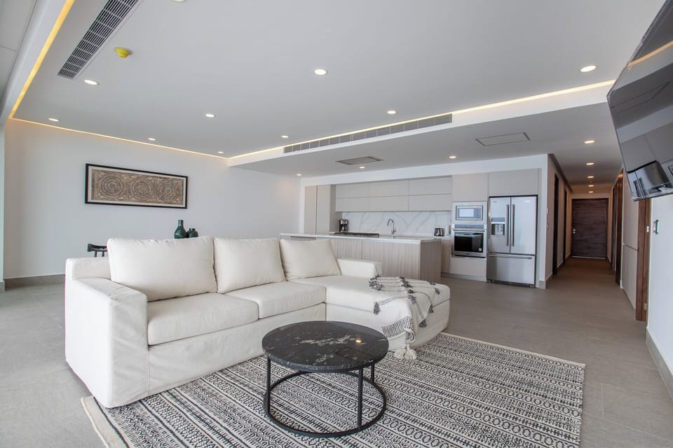 Deluxe Apartment, Beach View | Living area