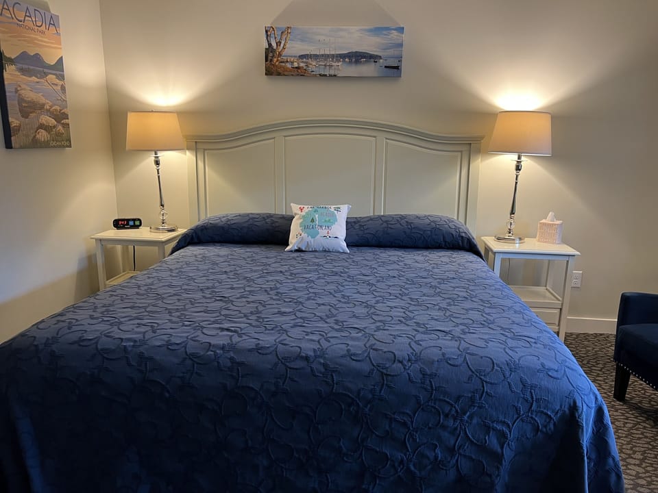 Deluxe Room, 1 King Bed, Refrigerator, Garden View | Premium bedding, pillowtop beds, in-room safe, individually decorated