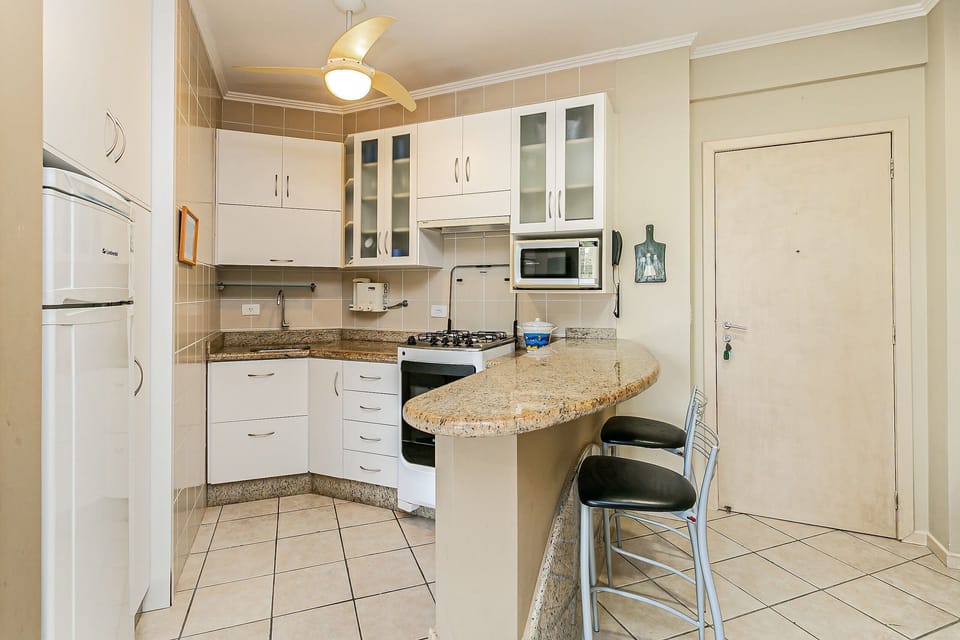 Basic Apartment | Private kitchen | Toaster, cookware/dishes/utensils