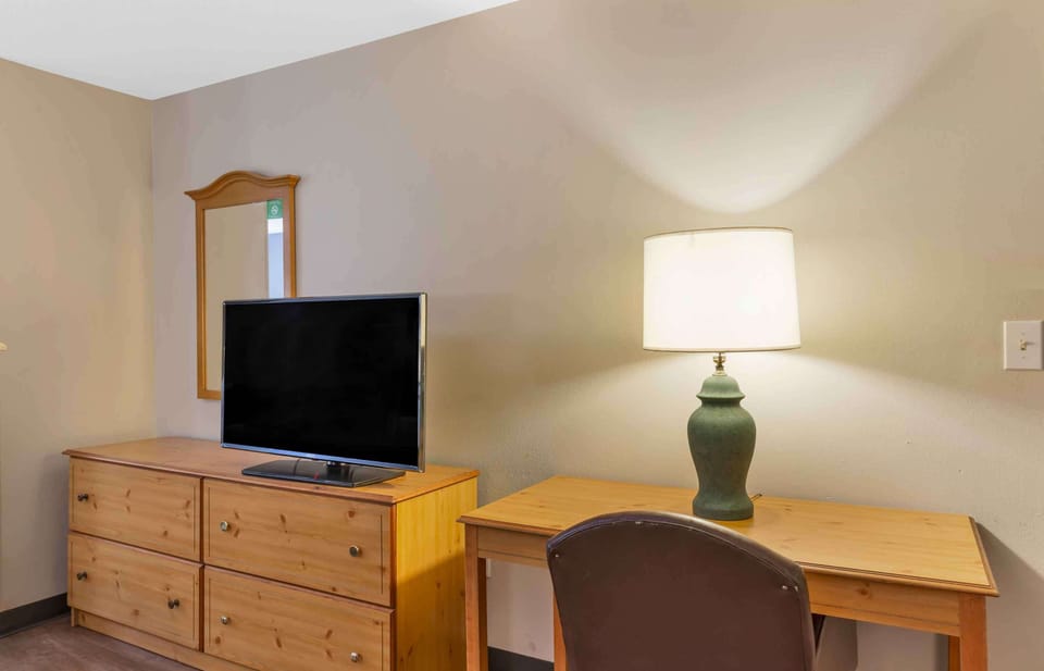 Deluxe Studio, 1 King Bed with Sofa bed, Non Smoking | Desk, laptop workspace, free WiFi, bed sheets