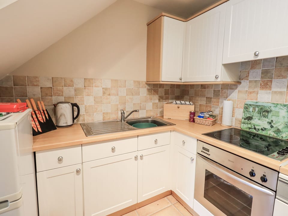 Cottage | Private kitchen | Fridge, microwave, toaster, cookware/dishes/utensils