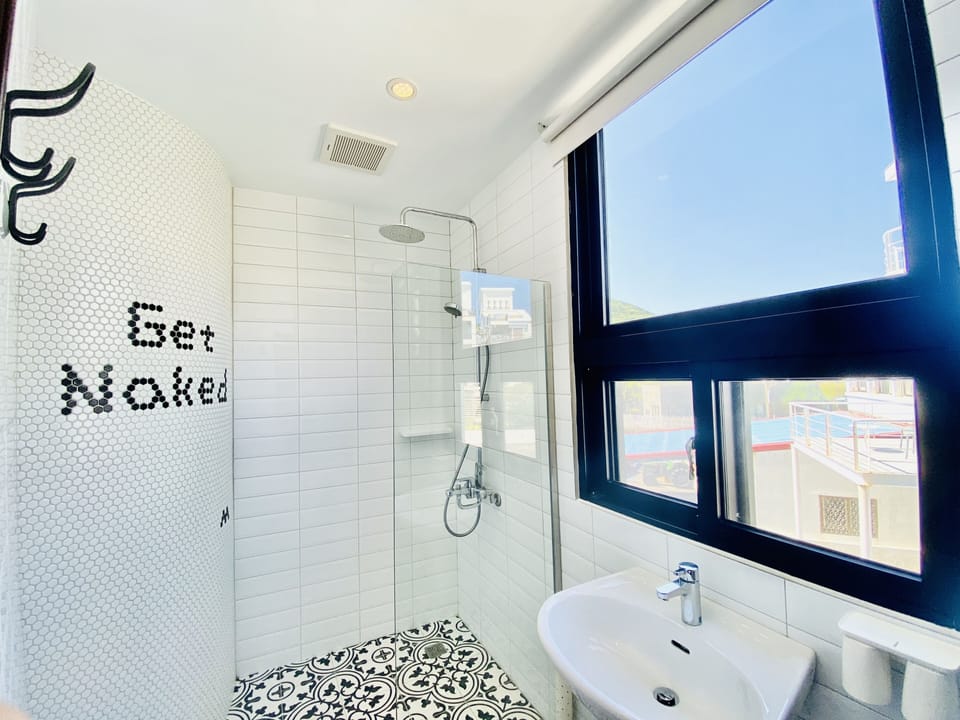 Standard Double Room, Balcony, Mountain View | Bathroom | Hair dryer, towels, shampoo, toilet paper