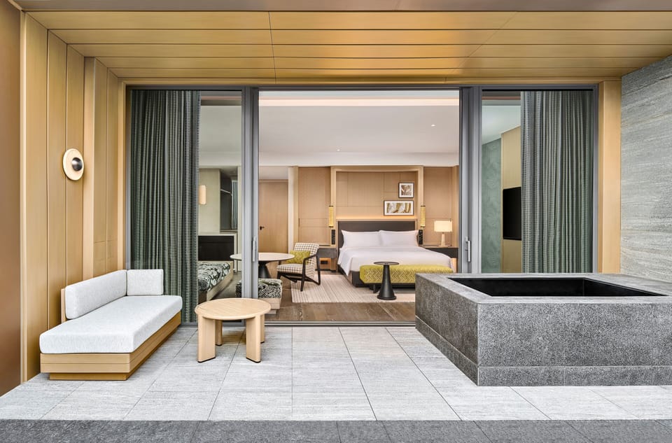 Premium Room, 1 King Bed, Bathtub | Minibar, in-room safe, desk, laptop workspace