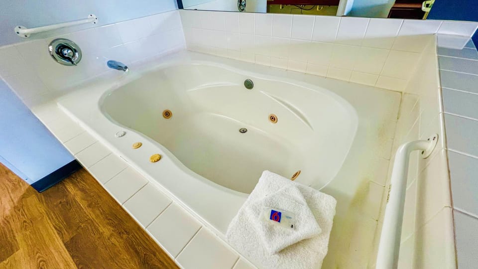 Premium Room, 1 King Bed, Non Smoking, Jetted Tub | Bathroom | Combined shower/tub, hair dryer, towels, soap