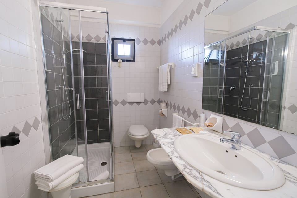 Comfort Quadruple Room, Sea View | Bathroom | Free toiletries, hair dryer, towels, shampoo