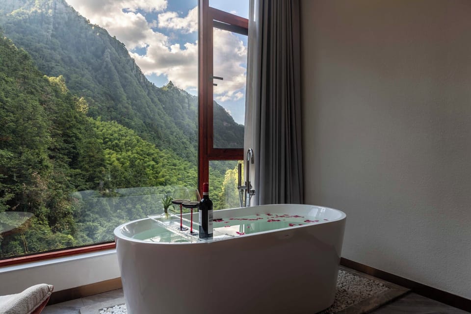Deep soaking bathtub